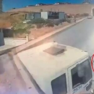 kum yuklu kamyon devrildi son anda kurtulma ani guvenlikte TR8Xdg1F