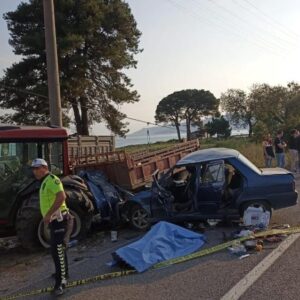 otomobil park halindeki traktore carpti bir olu tYvDM8zX