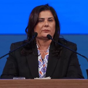 ozlem cerciogluna soguk dus konser alanindaki sandalyeler bos kaldi aVBdNp1B