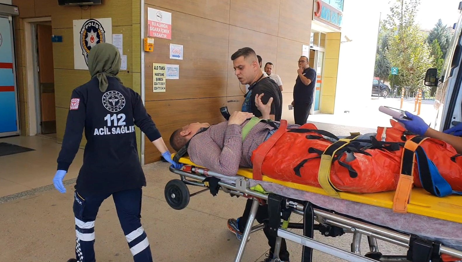 bursada uzerine sunta dusen iscinin bacaklari kirildi kBTnMwBM