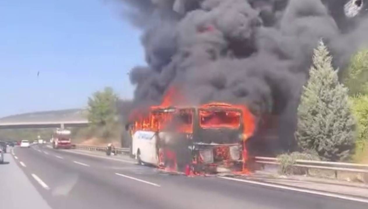 yolcu otobusu alev alev yandi faciadan donuldu 61qFCcKn