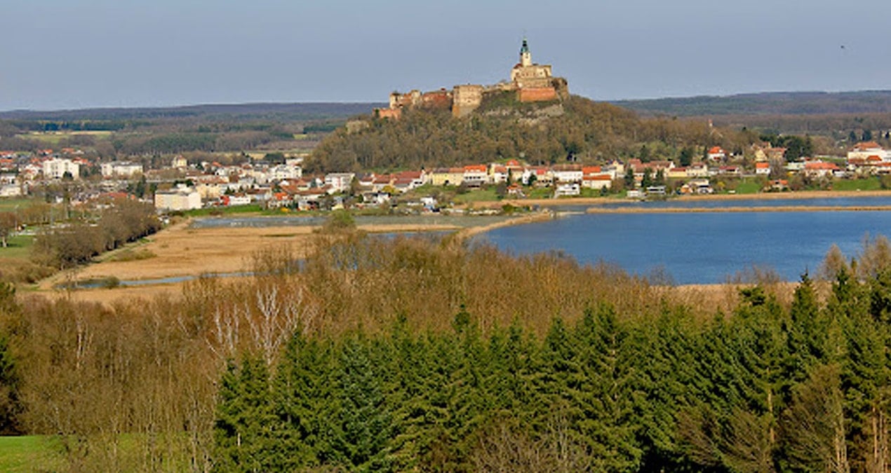 bu koy kendi parasini basiyor her seyi kendileri uretiyor Sf2K2EXc.jpg