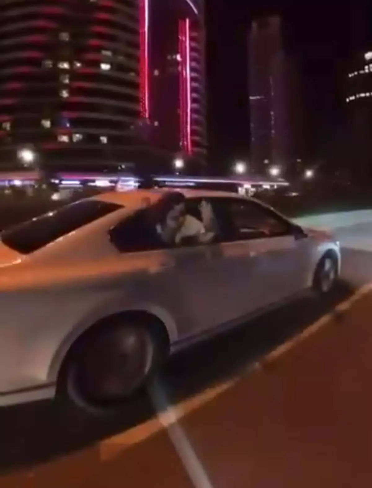 izmirde korsan taksici olayi kadin yardim isterken kamera kaydi 3xcWOPqd.jpg