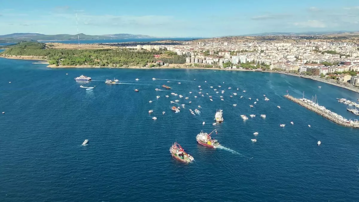 kuresel sumud filosuna destek icin turk ve filistin bayraklariyla donatilan teknelerden bogaz turu uX6raC8M