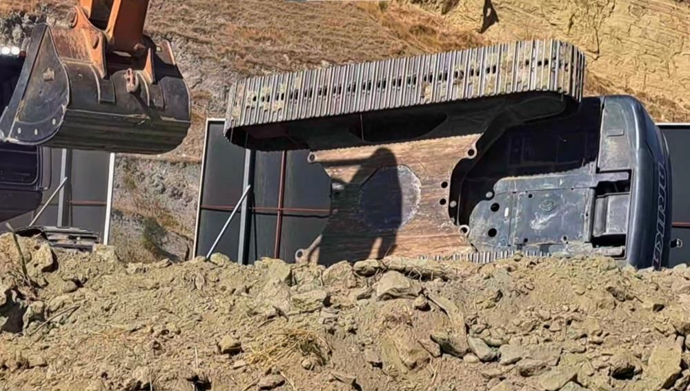 sokede is makinesi devrildi bir yarali jcGMNTNs.jpg