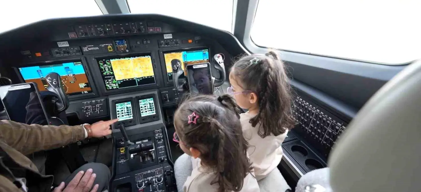 ulastirma bakani ucak inislerini izleyen ikiz kardesleri agirladi 7VWgVDy9